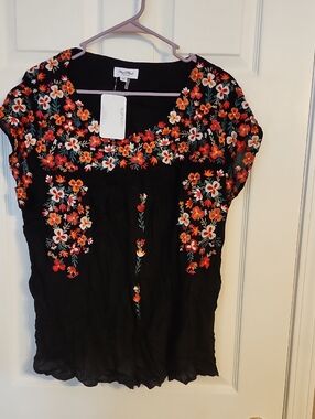 Floral Embroidered Black Women's Blouse - Short Sleeve